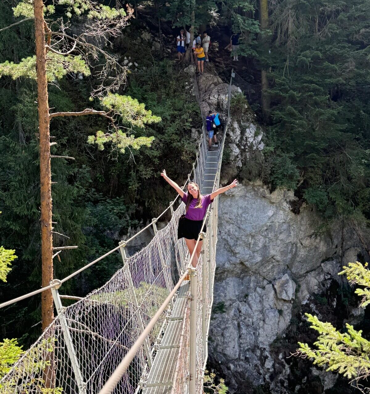 🌉 Drumeție la Podurile Suspendate – ziua plină de adrenalină și curaj, în care elevii explorează natura spectaculoasă a Lacului Roșu, traversează podurile suspendate, descoperă peisaje uimitoare și trăiesc emoția unei adevărate aventuri montane.